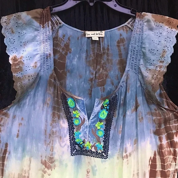 Boho top by Live and Let Live. Tie dye, eyelet sleeves & embroidered detail. XL - Picture 2 of 11